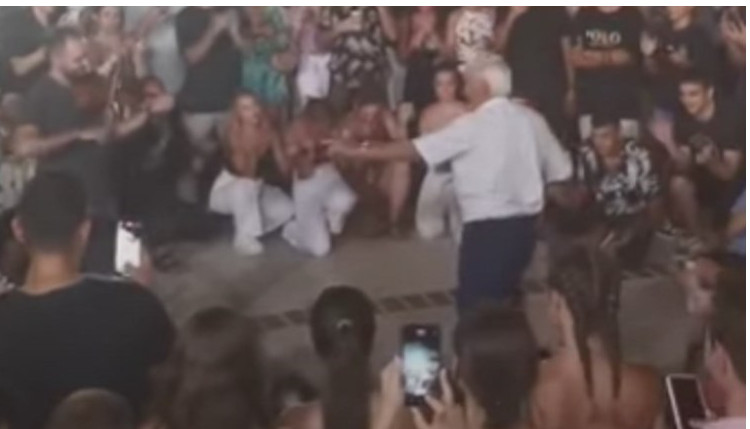 Τήνος: Ο 86χρονος κύριος Αντώνης χόρεψε ζεϊμπέκικο και αποθεώθηκε!