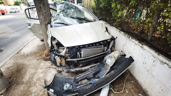 Σοβαρό τροχαίο στη Νέα Ερυθραία με δύο τραυματίες