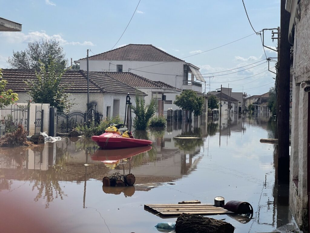 Συγκλονίζει αρχιπυροσβέστρια στη Λάρισα: “Εγώ δούλευα και στο πλημμυρισμένο σπίτι μου το νερό έκρυβε τα παράθυρα, μέσα ήταν οικογένειά μου”