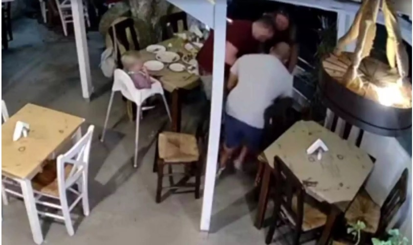 Κρήτη: Βίντεο με τη διάσωση 5χρονης σε ταβέρνα που κινδύνευε να πνιγεί από φαγητό μπροστά στους γονείς της