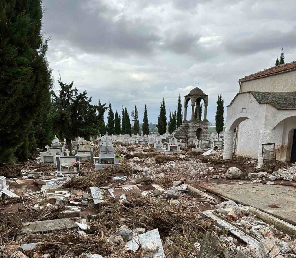 Εικόνες αποκάλυψης σε νεκροταφείo χωριού της Λάρισας (φωτο)