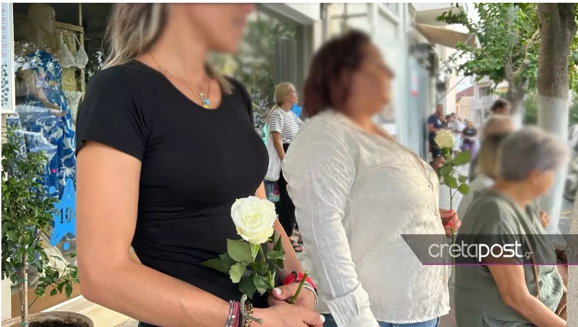 Blue Horizon: Οι κάτοικοι του Αγίου Νικολάου αποχαιρετούν με λευκά τριαντάφυλλα τον 36χρονο Αντώνη που δολοφονήθηκε από μέλη του πληρώματος του Blue Horizon
