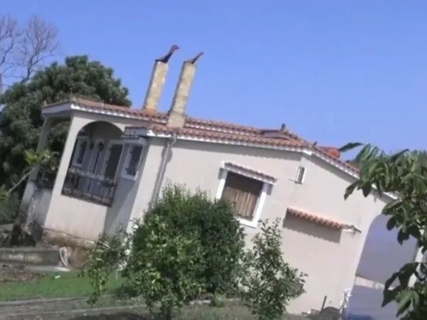 Τρομακτική εικόνα: Ποτάμι «ρούφηξε» σπίτι στην Εύβοια από την κακοκαιρία