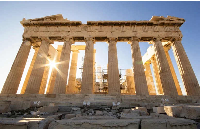 Συνελήφθη τουρίστας που προσπάθησε να αφαιρέσει δύο κομματάκια μάρμαρο από την Ακρόπολη