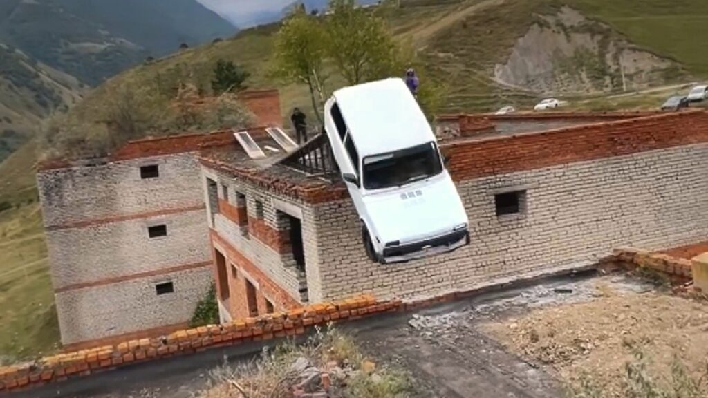 Βίντεο που κόβει την ανάσα: Ρώσος προσπάθησε να πηδήξει με το αυτοκίνητό του από τη μία οροφή πολυκατοικίας στην άλλη