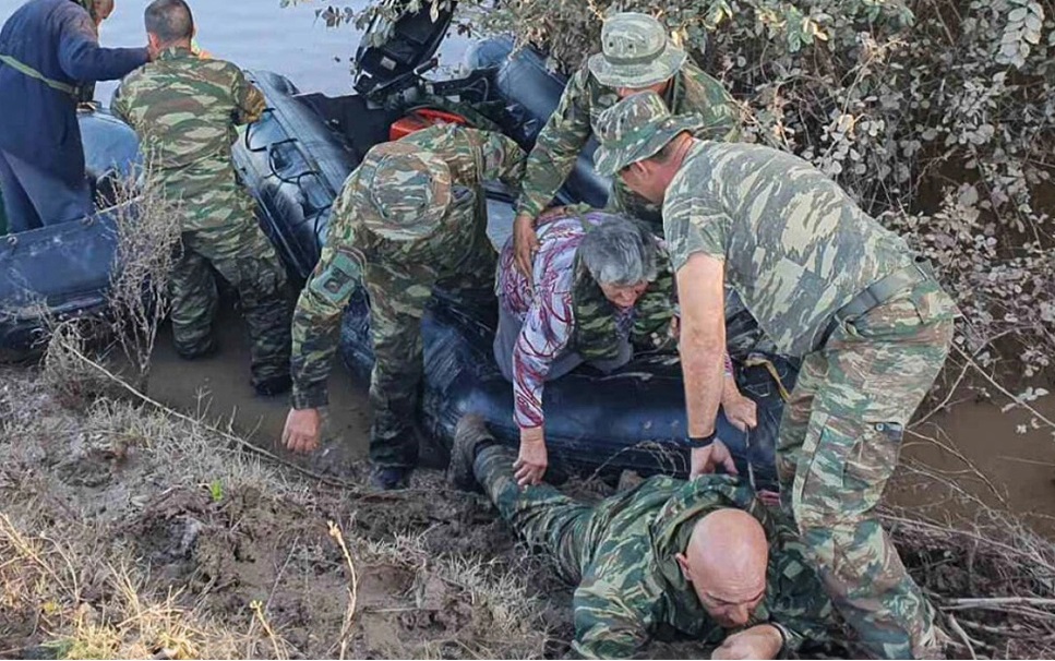 Ποιος ειναι ο πεζοναύτης που ξάπλωσε στις λάσπες για να περάσουν πάνω του ηλικιωμένοι πλημμυροπαθείς