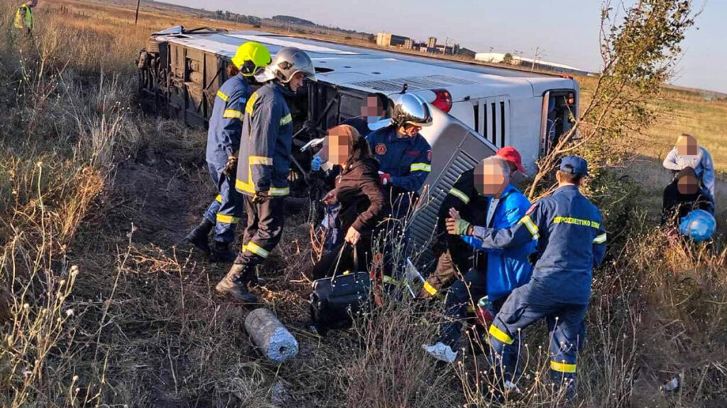 Τέσσερις οι νεκροί από τη σύγκρουση λεωφορείου με δύο αυτοκίνητα στο 522ο χιλιόμετρο της Αθηνών – Ευζώνων- Εικόνες σοκ