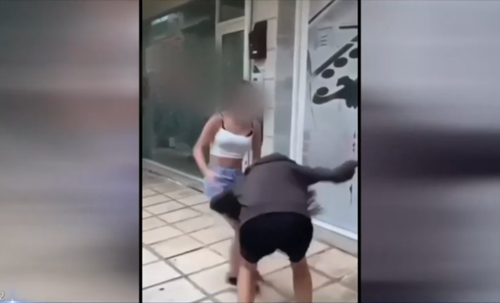 Συγκλονιστικά βίντεο: Ανήλικοι διαπομπεύουν θύματα ξυλοδαρμού και bullying στο Tik Tok