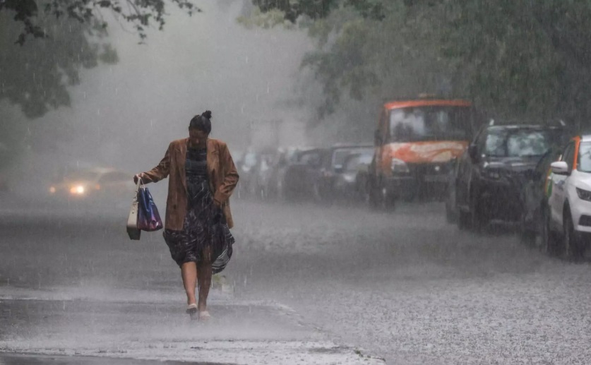 Καιρός: Ισχυρές βροχές και καταιγίδες από Δευτέρα – Στο επίκεντρο η Θεσσαλία, έκτακτο δελτίο ΕΜΥ για την κακοκαιρία