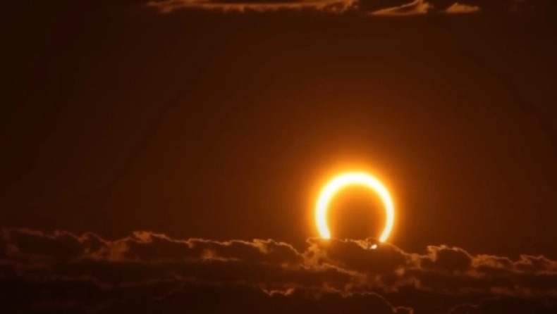 Απόψε θα εμφανιστεί στον ουρανό το σπάνιο «δαχτυλίδι της φωτιάς»