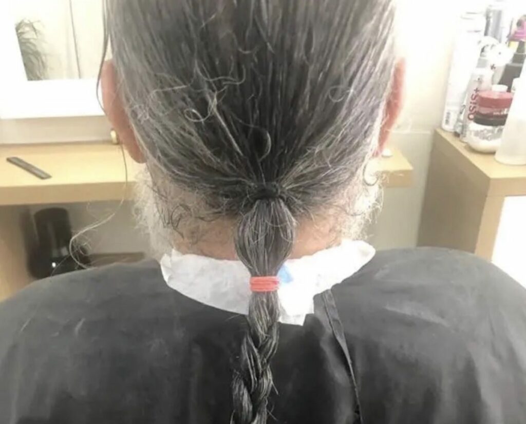 Ιερέας στη Λάρισα έκοψε τα μαλλιά του και τα δώρισε για καλό σκοπό- Δείτε φωτογραφίες
