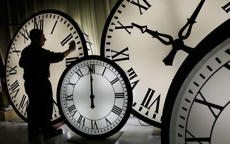 Πλησιάζει η μέρα για την αλλαγή της ώρας – Πότε θα γυρίσουμε τους δείκτες των ρολογιών μία ώρα πίσω