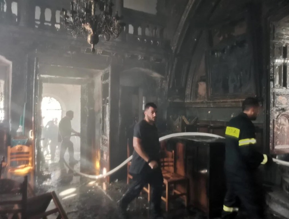 Αστυπάλαια: Φωτιά σε εκκλησία την ώρα της λειτουργίας – Μεγάλες ζημιές στο ναό- Δείτε φωτογραφίες
