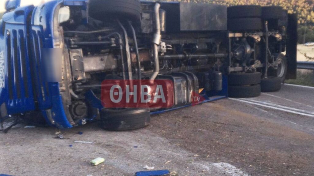 Θανατηφόρο τροχαίο στα Βίλια: Ανετράπη νταλίκα που μετέφερε ζώα