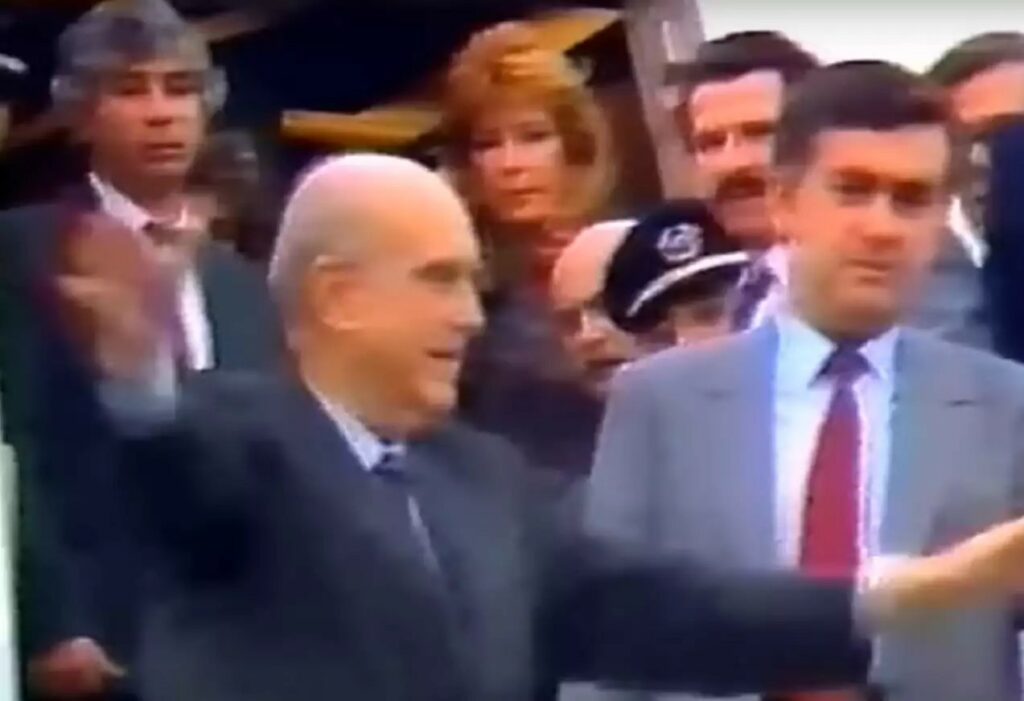 Σαν σήμερα 22 Οκτωβρίου το ιστορικό νεύμα του Ανδρέα Παπανδρέου στη Δήμητρα- Τι λέει η ίδια 35 χρόνια μετά