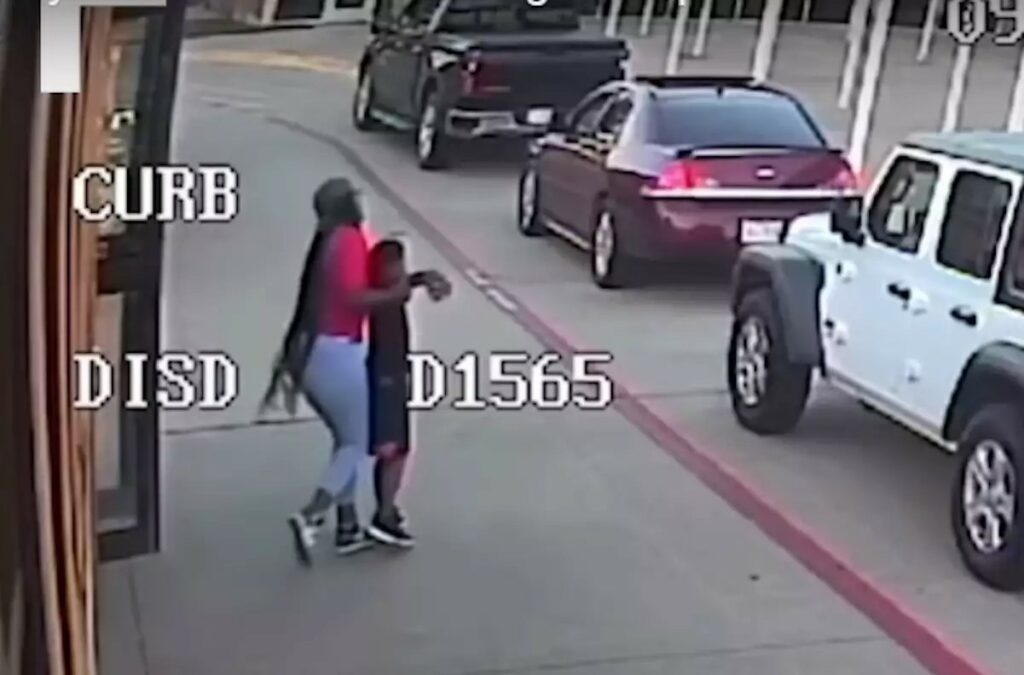 Γυναίκα οδηγός σχολικού έσωσε με λαβή Χάιμλιχ 7χρονο αγοράκι που κατάπιε νόμισμα