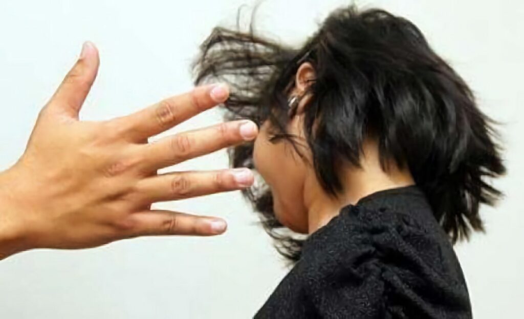 Στο κρατητήριο Λαρισαία μητέρα γιατί χαστούκισε την 13χρονη κόρη της!