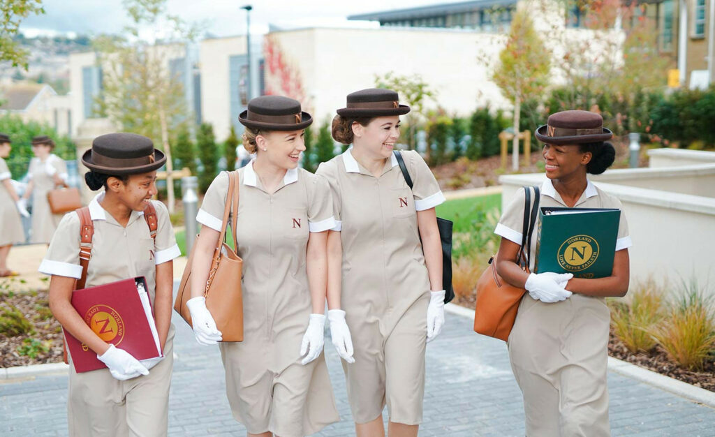 Ζωή μέσα στη χλιδή για τις απόφοιτες της πιο ιστορικής σχολής νταντάδων- Τι επιτρέπεται, ποιες οι απολαβές