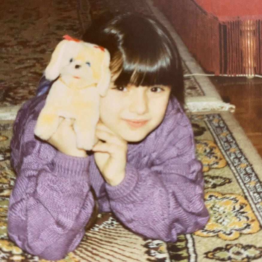 Αναγνωρίζετε το κοριτσάκι της φωτογραφίας; Είναι πασίγνωστη Ελληνίδα παρουσιάστρια