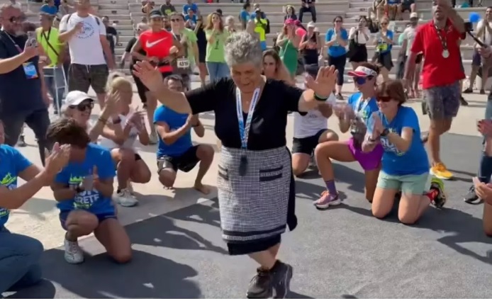 Ημιμαραθώνιος Κρήτης: Ο viral χορός της γιαγιάς Αγγέλας  (Video)