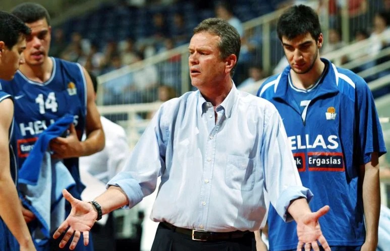 Γιάννης Ιωαννίδης: Συγκινημένος ο Νίκος Γκάλης δίπλα στο φέρετρο, αγκαλιά με το τρόπαιο (Photos)