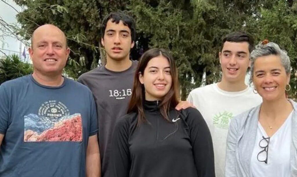 Τα μέλη 5μελούς οικογένειας βρέθηκαν νεκρά στο σπίτι τους στο κιμπούτς Κφαρ Αζά – Αγκαλιασμένο το ανδρόγυνο