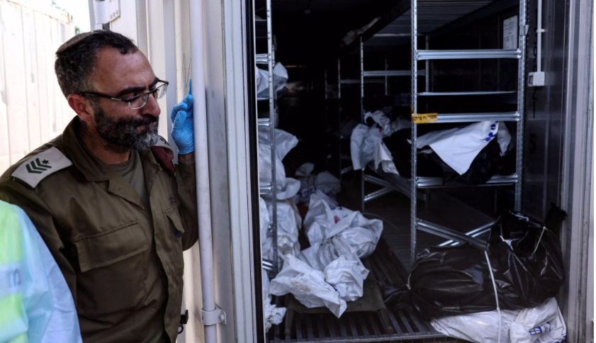 «Γονάτισαν»  και οι ιατροδικαστές στο νεκροτομείο του Τελ Αβίβ –  Mε πρησμένα από το κλάμα μάτια και σε απόγνωση-Μη αναγνωρίσιμες 297 σοροί – Γονείς με παιδιά κάηκαν σφιχταγαλιασμένοι