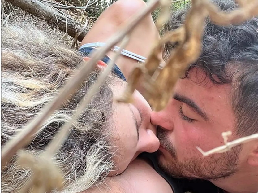 Πόλεμος στο Ισραήλ: «Θέλαμε να θυμόμαστε ότι επιβιώσαμε», δήλωσε το ζευγάρι που τράβηξε τη selfie με το φιλί