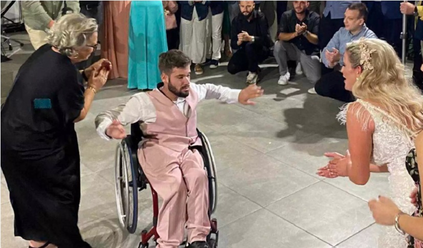 Λάρισα: Χόρεψε το ζεϊμπέκικο της ζωής του σε αναπηρικό αμαξίδιο στο γάμο της αδερφής του και έδωσε μάθημα ζωής και λεβεντιάς