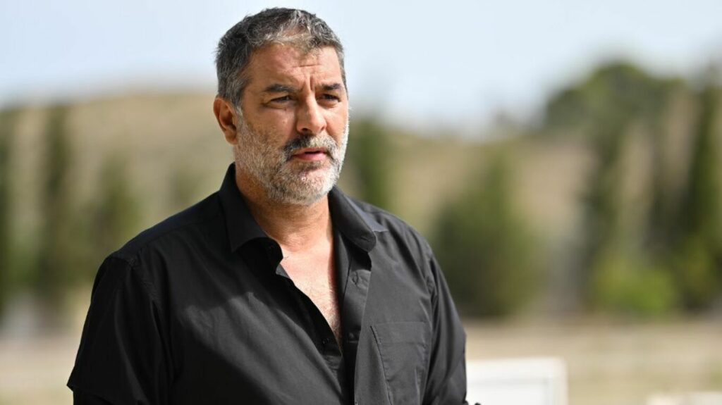 Βασίλης Μπισμπίκης: Διακόπηκε η δίκη του ηθοποιού – Ζητούν να καταθέσει ο αστυνομικός με τον οποίο είχε επικοινωνήσει η συνεργάτιδά του