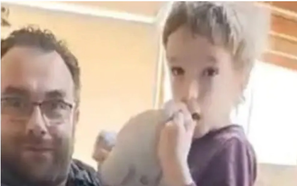 Έγινε το θαύμα: Ο μικρός Γιάννης περπάτησε ξανά – Πλήθη λαού στον Ταξιάρχη που δακρύζει ακατάπαυστα