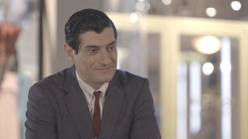 Ο Παράδεισος των κυριών-Ο Ντίνος χάνει το πιστοποιητικό γεννήσεώς του και κατηγορεί τον Σίμο ότι το έκλεψε αυτός…
