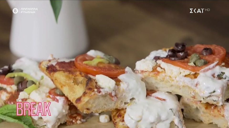 Λαχταριστή πίτσα ταψιού  με όσα υλικά έχετε στο ψυγείο σας