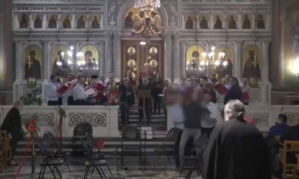 Άγιος Παντελεήμονας: Η στιγμή που ο Σύρος εισβάλει στην εκκλησία φωνάζοντας «Αλλαχού Άκμπαρ»