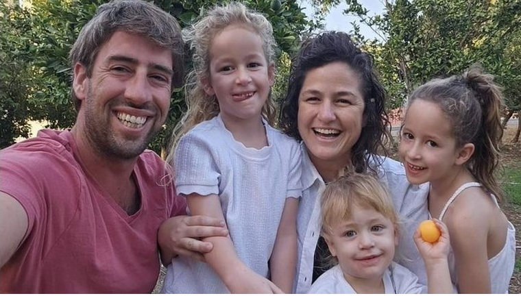 Πόλεμος στο Ισραήλ: Ραγίζει καρδιές η  τελευταία selfie μιας χαμογελαστής οικογένειας – Τους σκότωσαν όλους, δεν λυπήθηκαν ούτε τα παιδιά