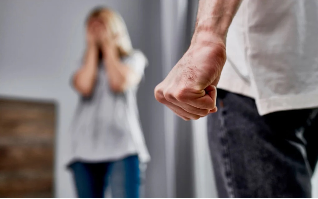 Θεσσαλονίκη: Ξυλοκόπησε άγρια τη σύντροφό του μπροστά στα παιδιά της αλλά εκείνη παρακάλεσε τους δικαστές να μη τον βάλουν φυλακή!