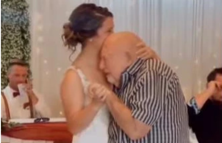 Το συγκινητικό video που κάνει τον γύρο του διαδίκτυου: Νύφη χορεύει με τον υπερήλικα παππού της στη δεξίωση του γάμου της