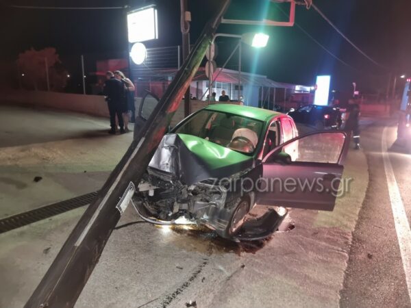 Σοκαριστικό τροχαίο στα Χανιά- Αυτοκίνητο καρφώθηκε σε στύλο της ΔΕΗ