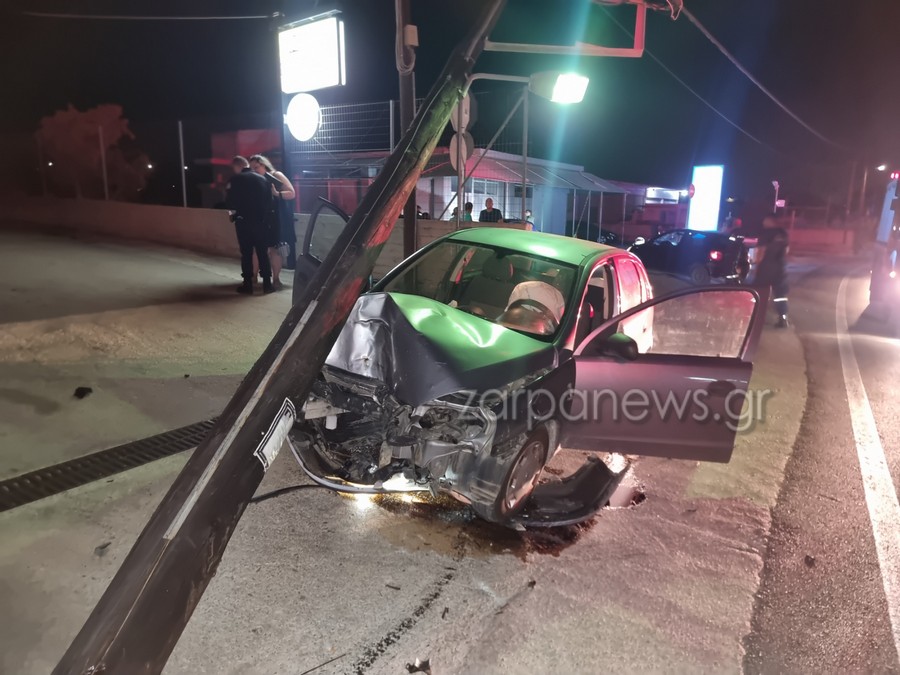 Σοκαριστικό τροχαίο στα Χανιά- Αυτοκίνητο καρφώθηκε σε στύλο της ΔΕΗ