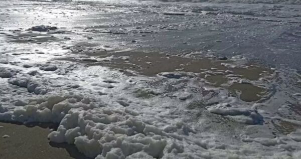 Κρήτη: Το εντυπωσιακό φαινόμενο “Cappuccino coast” στην παραλία του Κομμού!