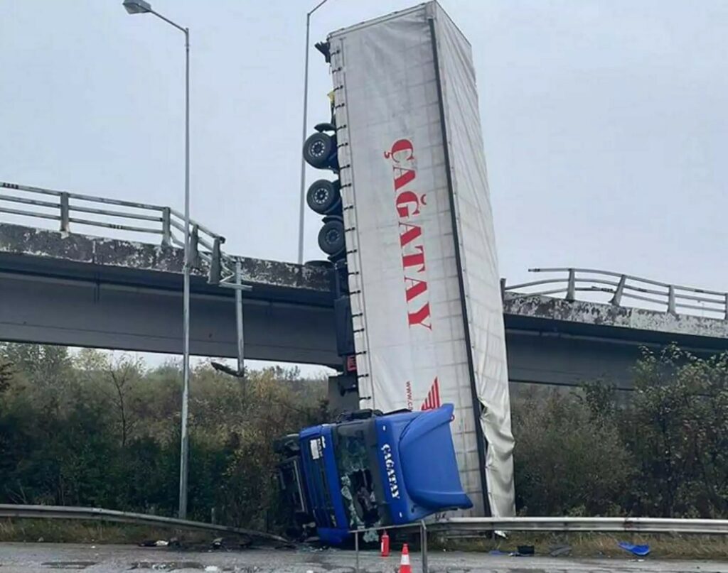 Θεσσαλονίκη: Απεγκλωβίστηκε μόνος του ο οδηγός μετά την πτώση του φορτηγού από γέφυρα- Πώς σώθηκε από θαύμα