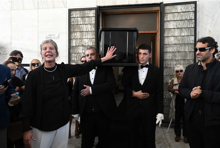 «Παίξε ένα ζεϊμπέκικο να φύγω»: Ράγισαν καρδιές με το ζεϊμπέκικο της συζύγου του Σπύρου Φωκά  μπροστά στο φέρετρο