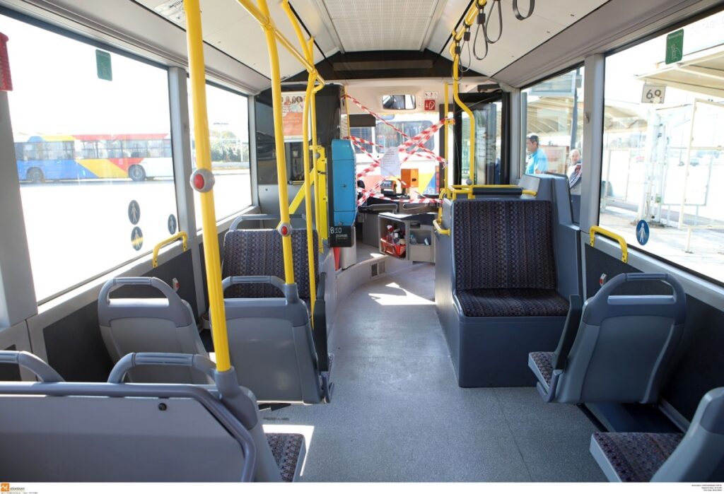 Θεσσαλονίκη: Έσπασαν με κλωτσιά το τζάμι της καμπίνας οδηγού λεωφορείου- Τους έκανε παρατήρηση επειδή άναψαν τσιγάρο