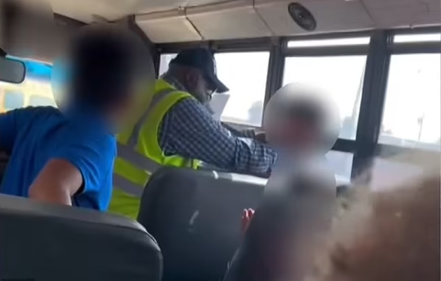Σοκαριστικό βίντεο: Οδηγός σχολικού χαστουκίζει και πνίγει μαθητή- Στιγμές πανικού μέσα στο λεωφορείο