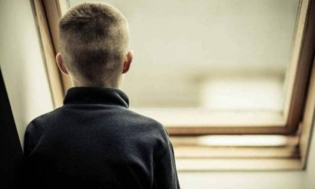 Μεσσηνία: 62χρονος προσπάθησε να φιλήσει 8χρονο στο στόμα – Η καταγγελία της μητέρας του παιδιού