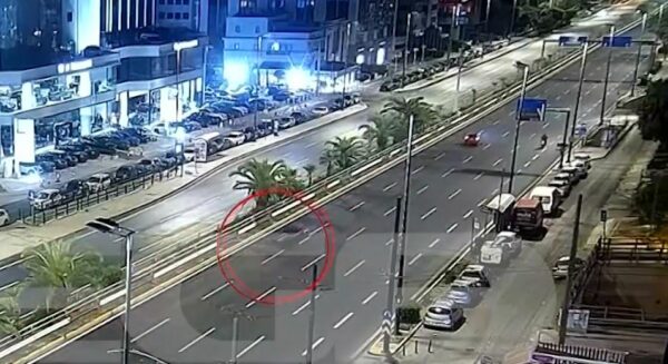 Λεωφόρος Συγγρού: Βίντεο ντοκουμέντο δείχνει ΙΧ να καρφώνεται με ιλιγγιώδη ταχύτητα πάνω σε κολώνα