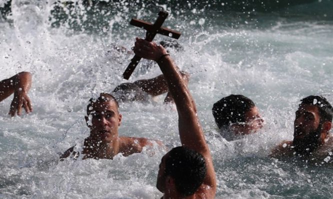 Θεοφάνεια: Tι συμβολίζουν – Γιατί ρίχνουμε τον Σταυρό στη θάλασσα – Tα έθιμα