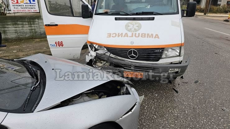 Λαμία: Πήγαινε ανάποδα σε μονόδρομο και έπεσε πάνω σε ασθενοφόρο