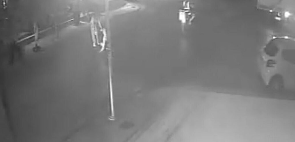 Σοκαριστικό βίντεο: η στιγμή που οδηγός μηχανής παρασέρνει γυναίκα στην Κρήτη και την εγκαταλείπει στη μέση του δρόμου