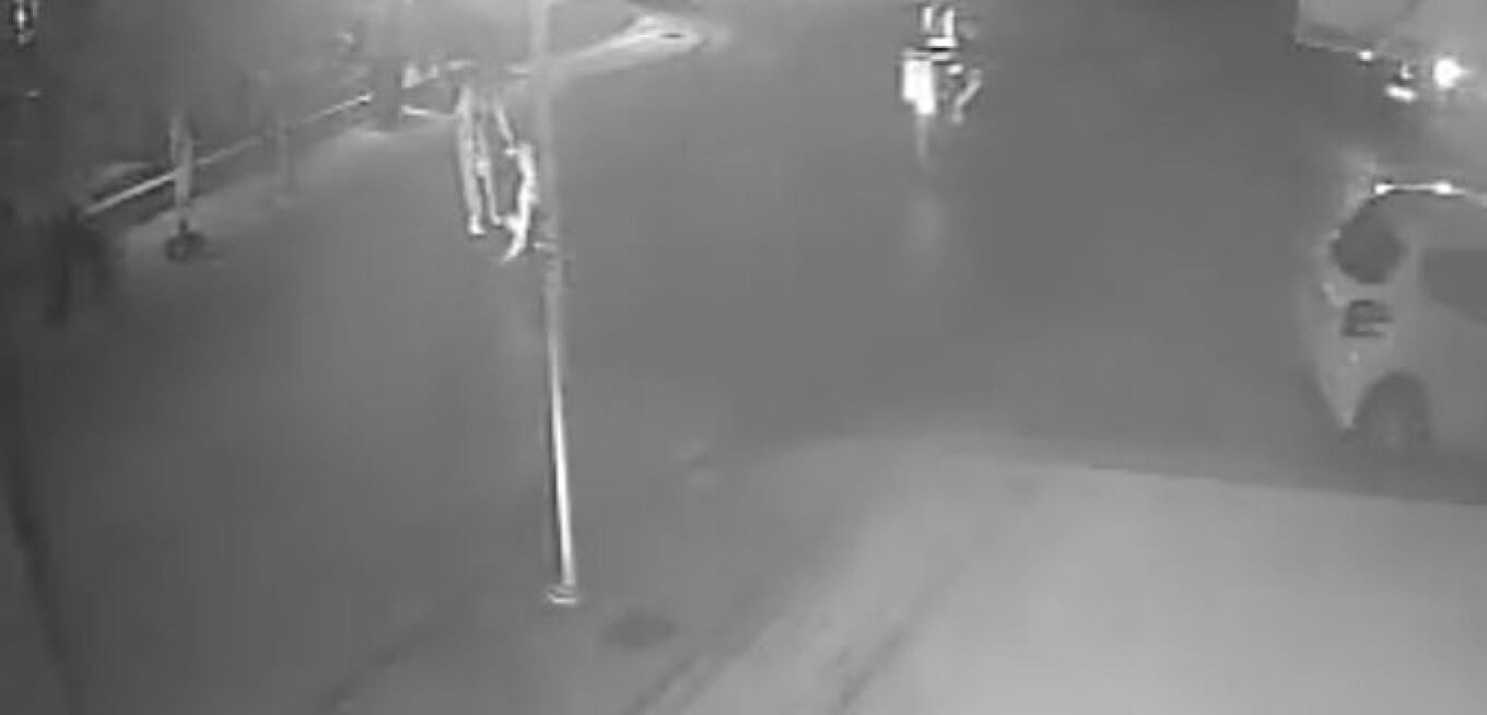 Σοκαριστικό βίντεο: η στιγμή που οδηγός μηχανής παρασέρνει γυναίκα στην Κρήτη και την εγκαταλείπει στη μέση του δρόμου